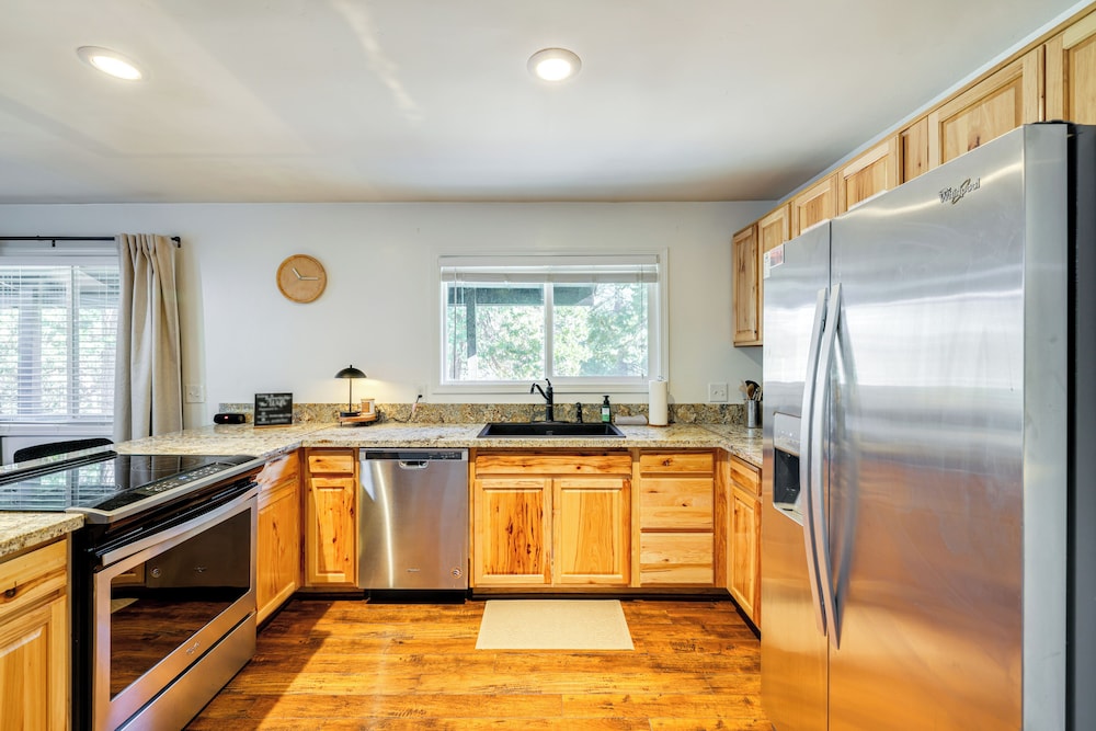Access to Pine Mountain Lake: Family Cabin w/ Deck