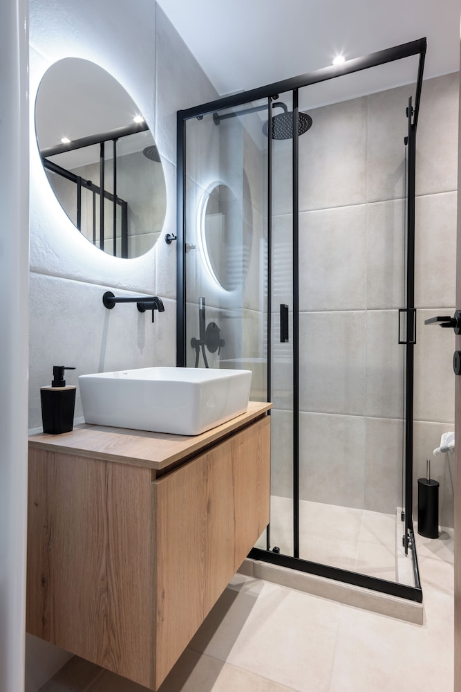 Stylish 2BR flat near hospital & metro