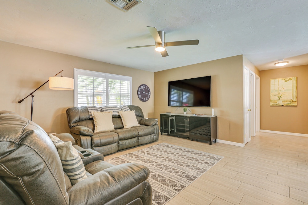 Private Pool & Spacious Yard: Cape Coral Getaway