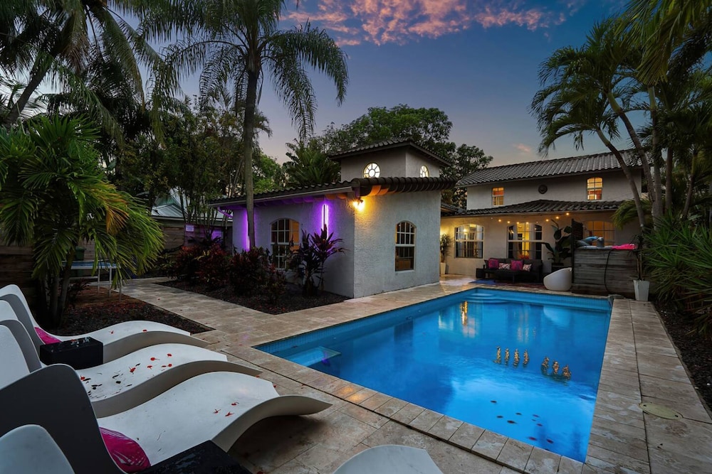 Luxe 5BR 4BA Heated Pool 10 Min to Beach BBQ