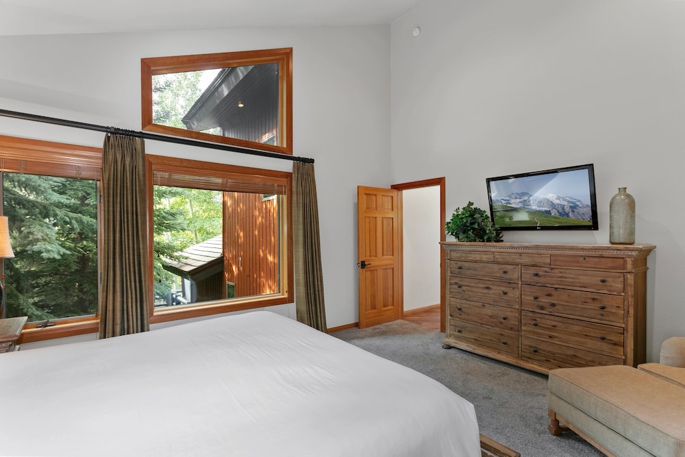 Queen Esther Drive Home at Deer Valley Resort - 4 Bedroom Home with Hot Tub #2436 4 Condo