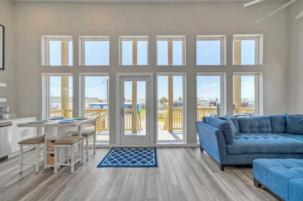Sleeps 16 2 Homes, Priv Pool, Ping-pong 1block to Alister St. Shops & Dining