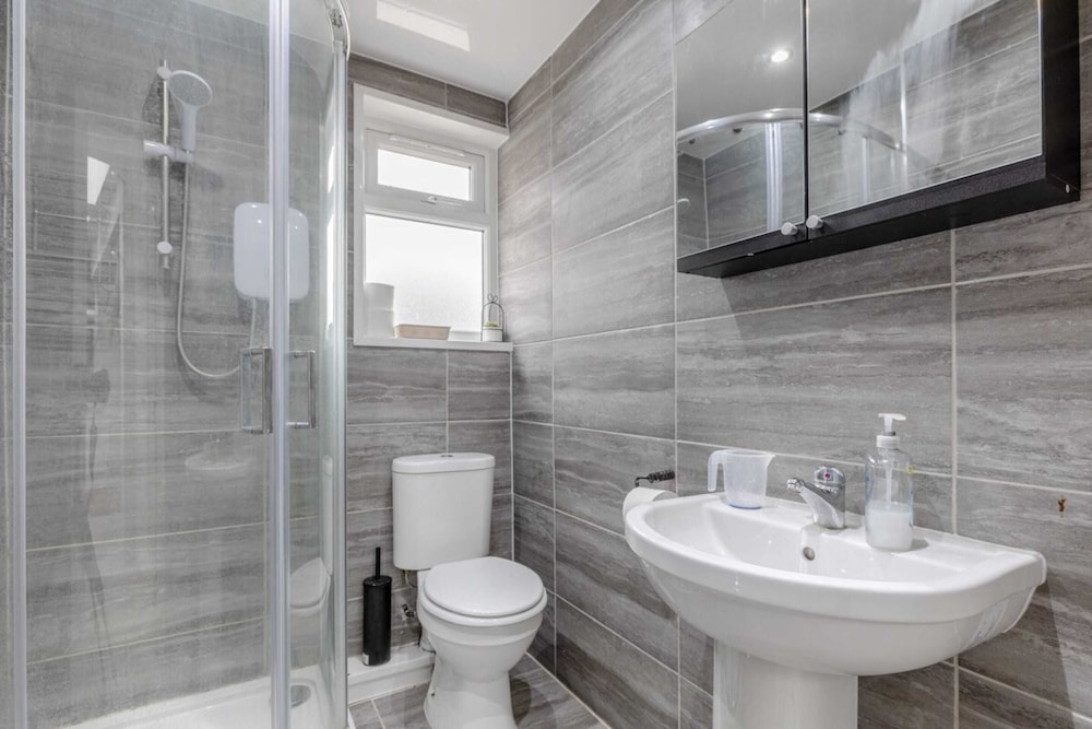 Spacious & Newly Renovated 4BD House East Ham!