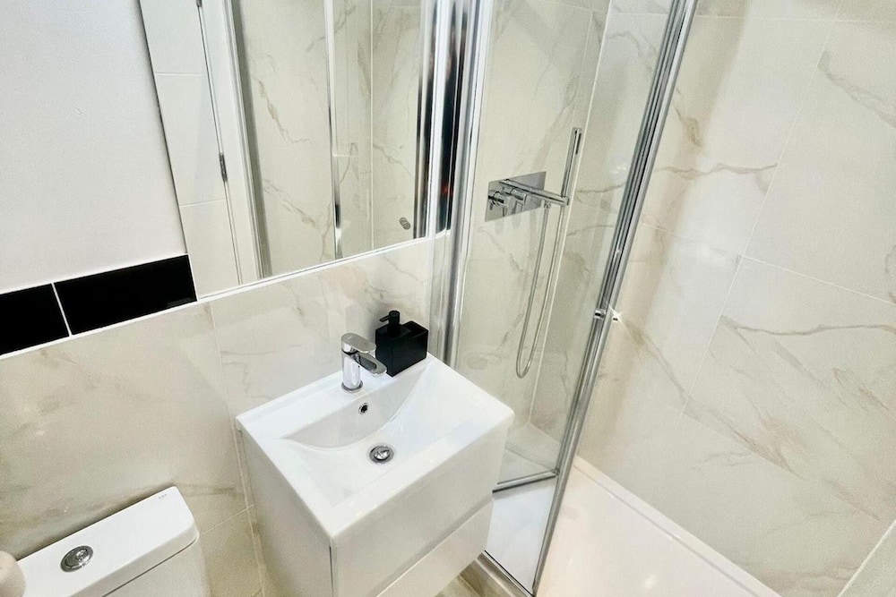 3 Bed Flat - Sleeps 6 - Parking - Wifi