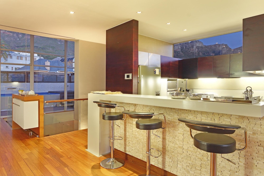 Sea View 3bed Apt w Pool Near Beaches Glen Sunsets