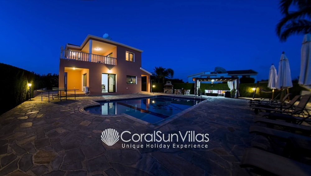 Family Villa Short Walk To Coral Bay Strip 5 Min and Pub, Shops etc