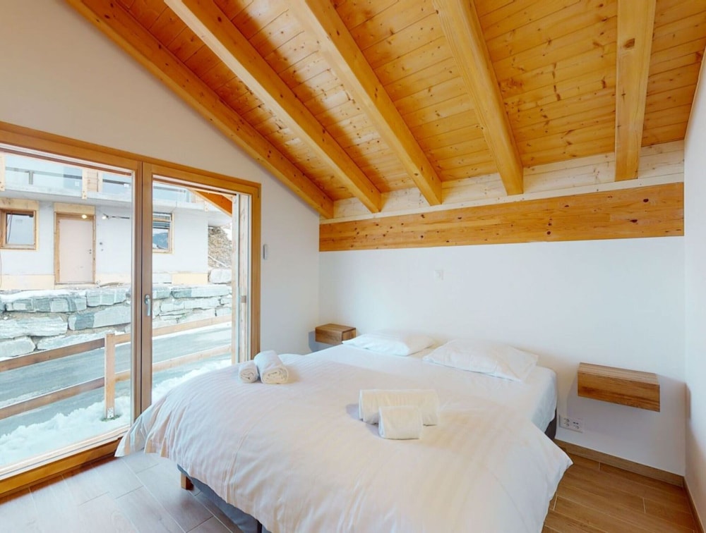 Cozy Chalet Amidst Valley With Balcony