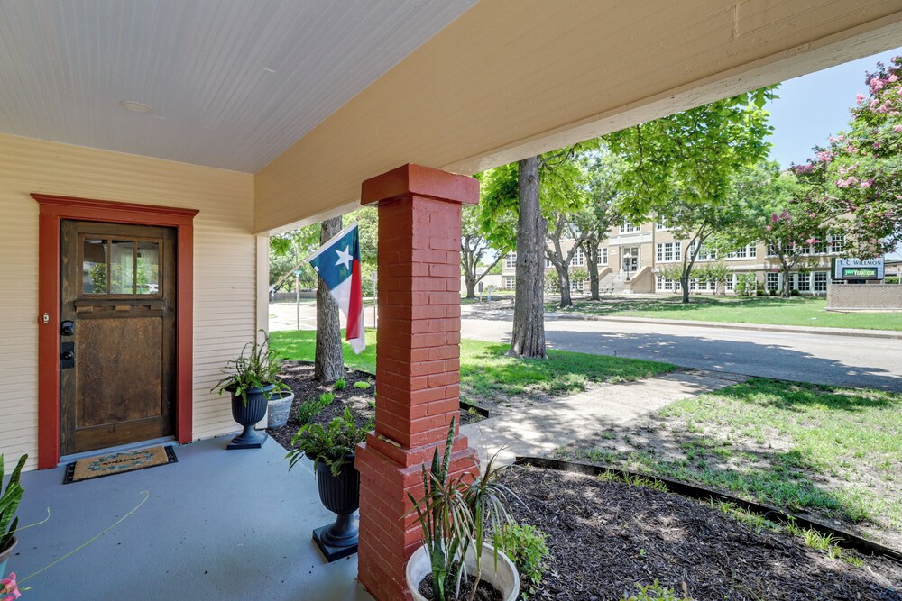 1925 Craftsman Bungalow - 1 Mi to Dtwn Waxahachie!