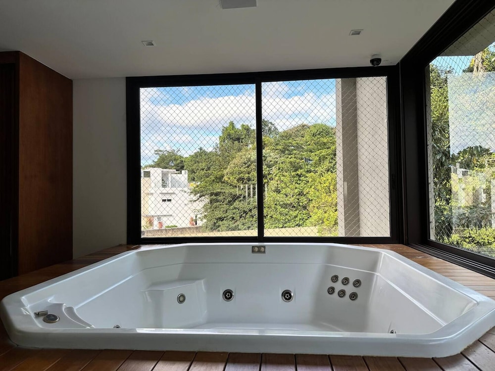 Mans o 6 Suites Riviera
