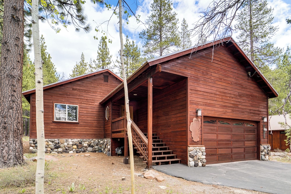 Home w/ Deck + Access to Tahoe Donner Amenities! view 5
