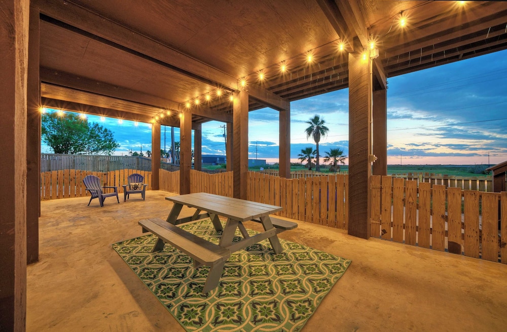 Sleeps 22 2 Homes w/ Private Pool, Game Room, Nature Views 7 BDR Avantstay