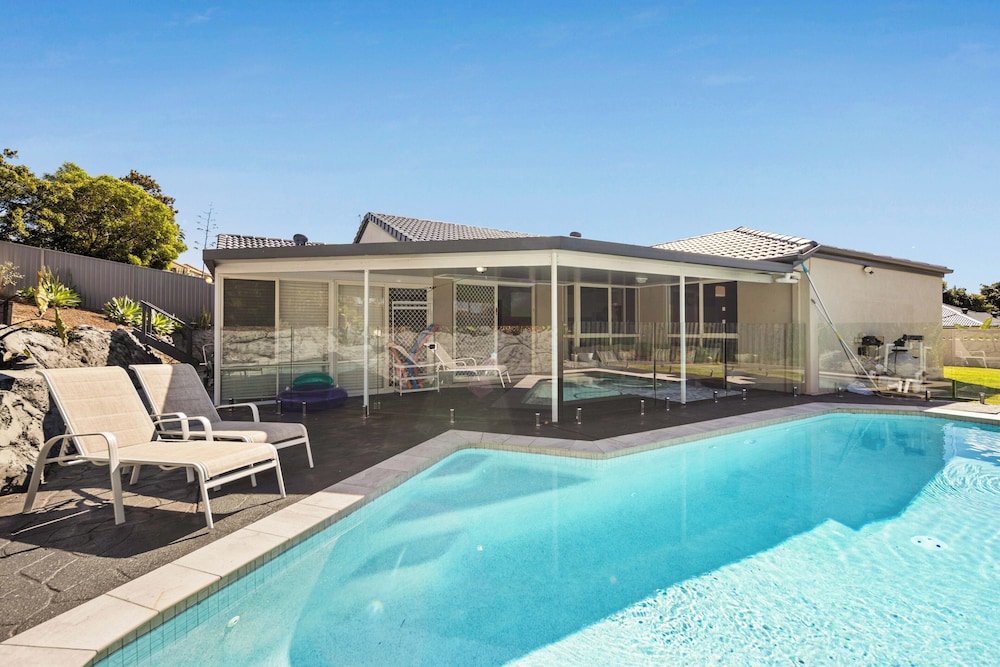 Spacious Family Home Wifi and Salt Pool