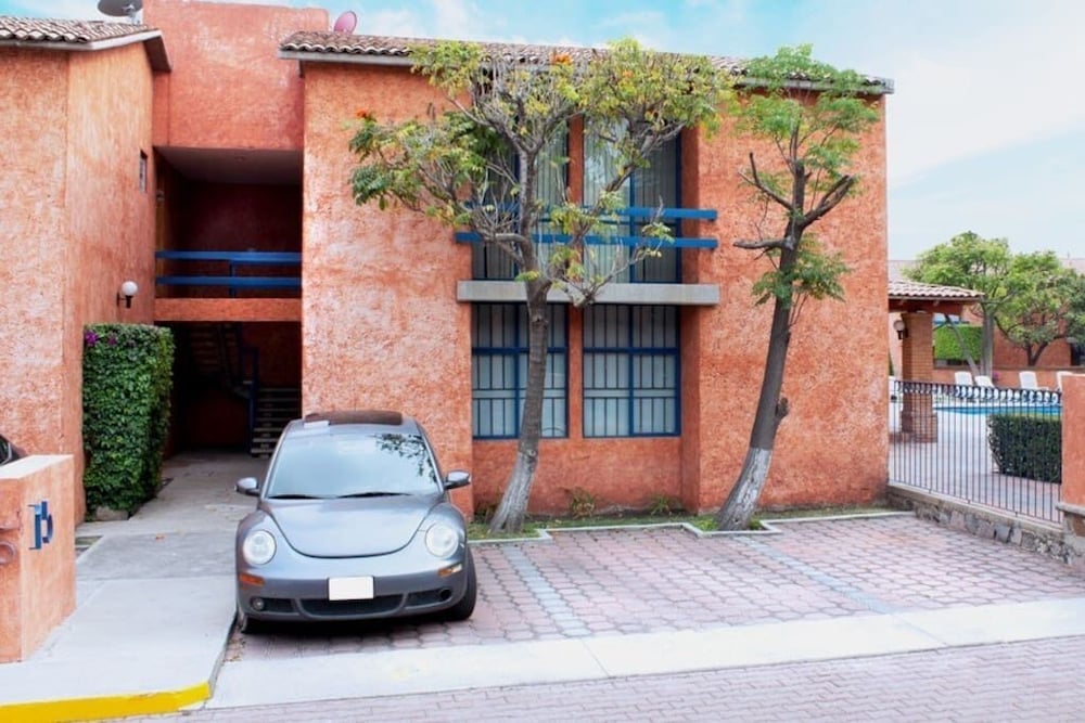 Tranqulidad y Seguridad en Avenida Principal view 4