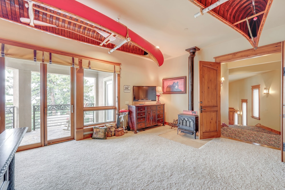 Hot Tub + Views: Luxe Mountain Escape in Yucaipa