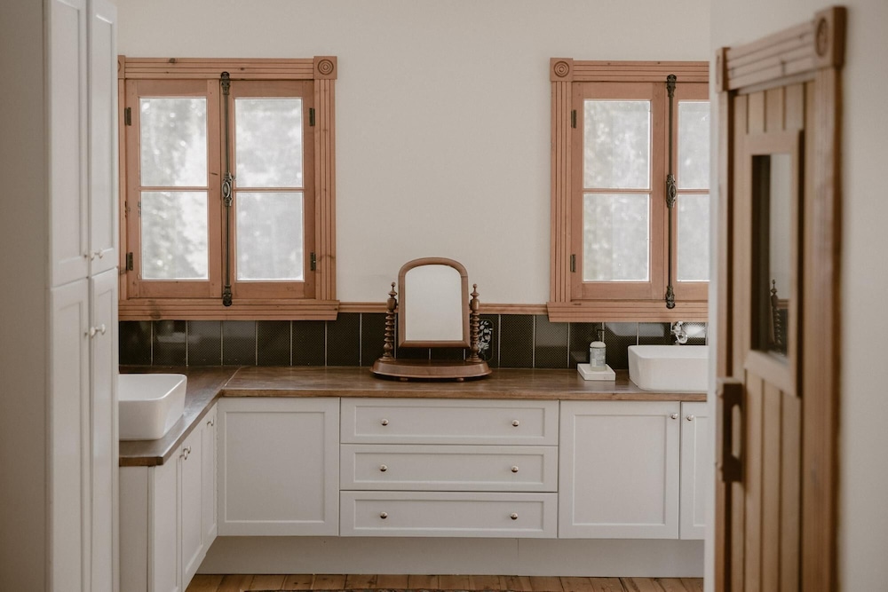 Manoir du Canard - 1800s Authentic Quebecois log Home With Modern Amenities