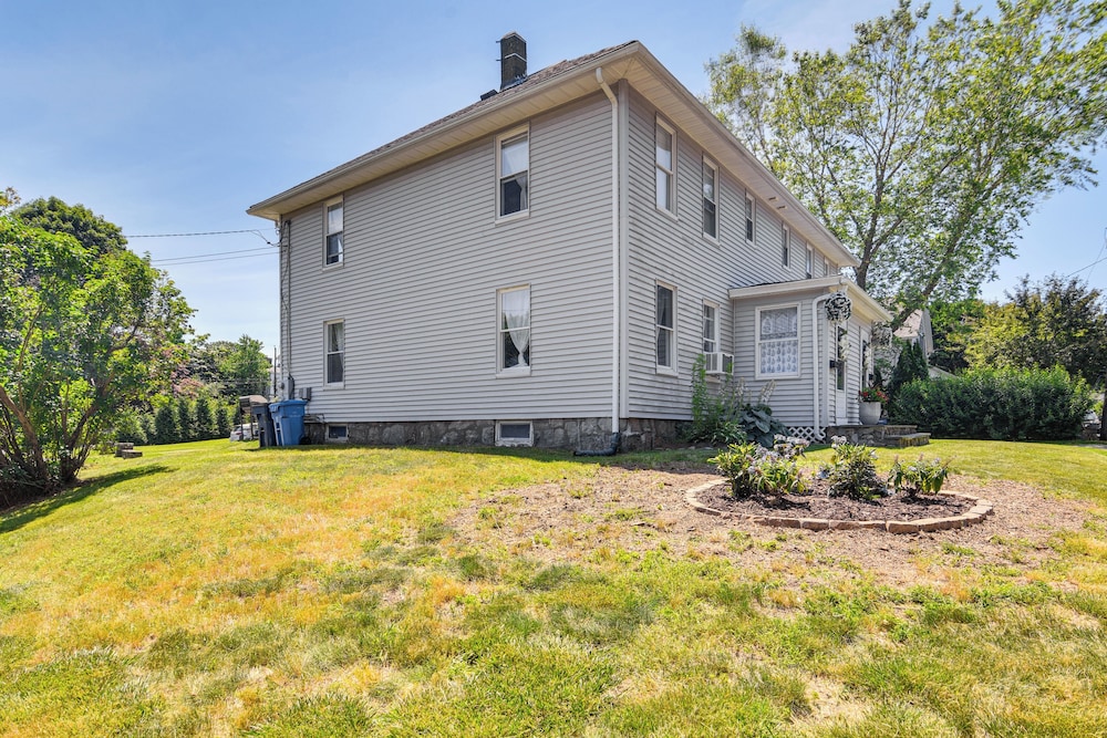 Wakefield Escape: Walk to Downtown & Near Beaches!