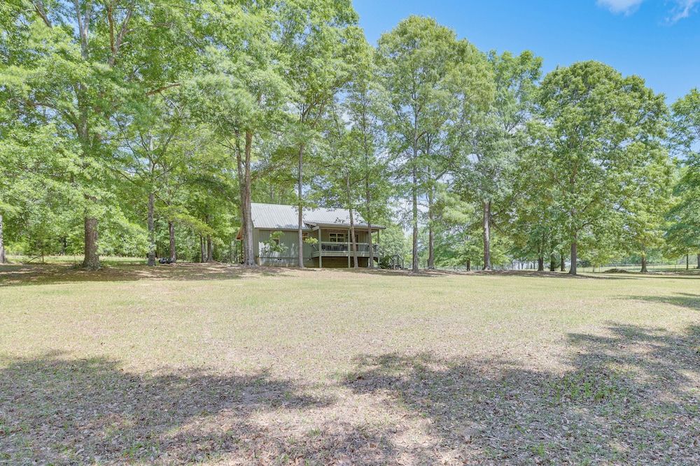 Charming Lawley Cottage: Deck, Fire Pit & Yard! view 2