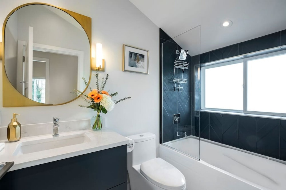 Mclean Stunning 3 Bdrm Reno - Few Blocks off Commercial