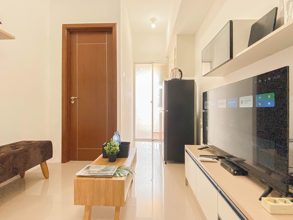 Basic 1Br Apartment At Vittoria Residence