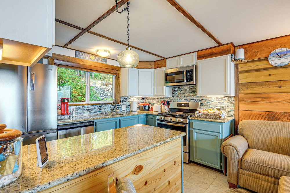 Outdoor Kitchen & Canal Views: Cabin in Quilcene!