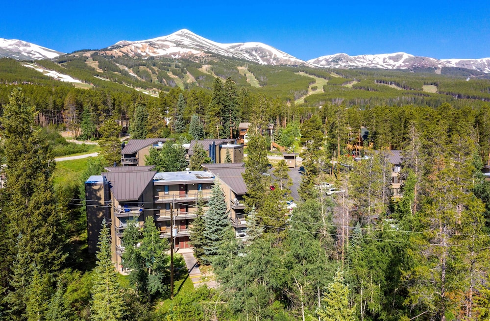 1/2 Mi to Peak 8 Superchairs Snow! New Breck Condo