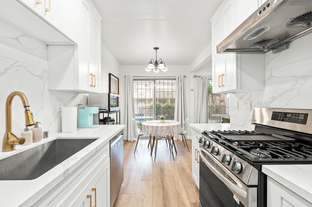 Modern Cozy Retreat Stylish Stay With Patio Parking