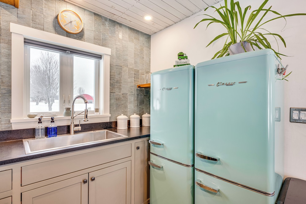 Ride From Your Door: Cabin w/ Vast Trail Access!