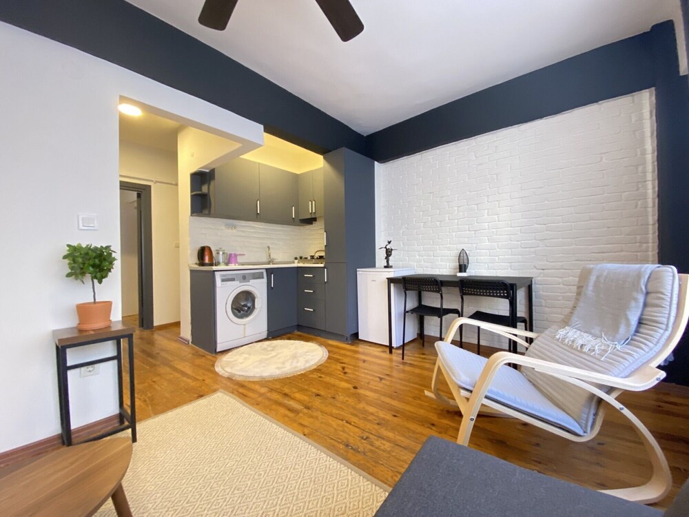 Chic Flat With Balcony in the Heart of Beyoglu