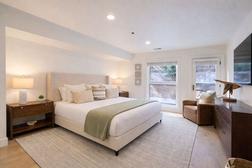 Woodside Avenue Retreat 1375 2 Bedroom Condo