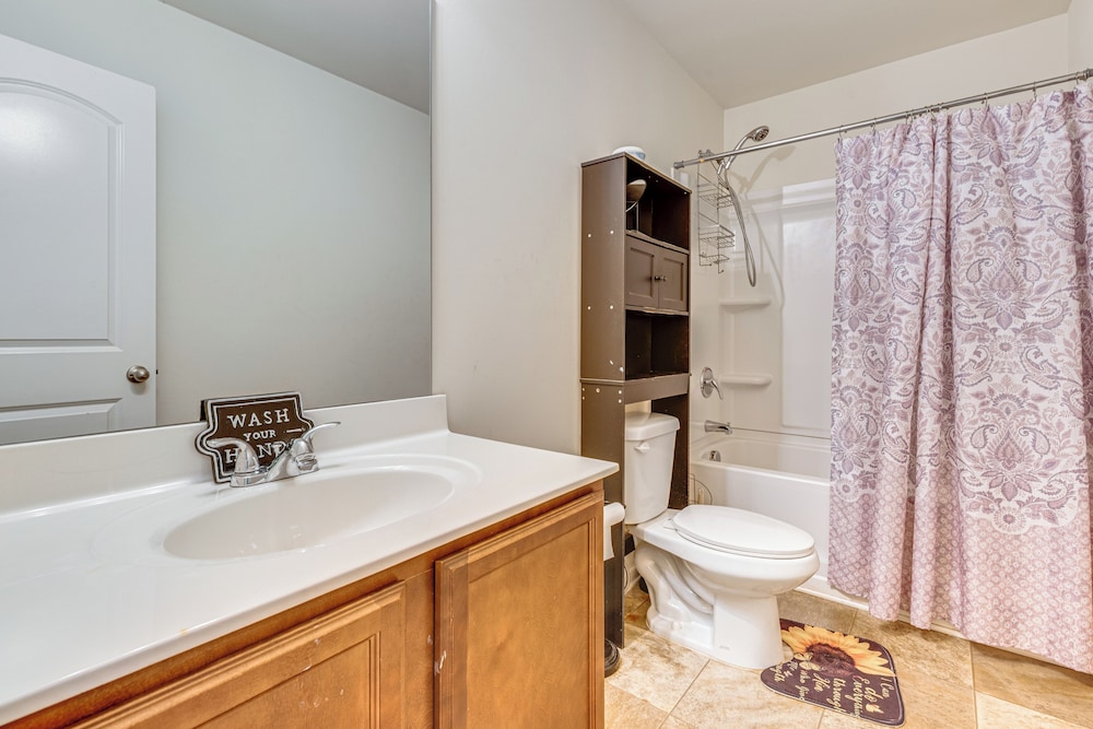 6 Mi to Atlanta Airport! Home w/ Furnished Patio