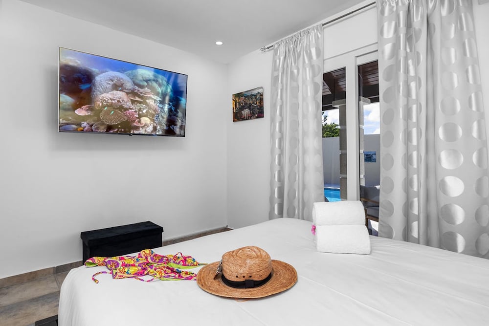 Spacious Renovated House Prvt Pool 5 min to Bch