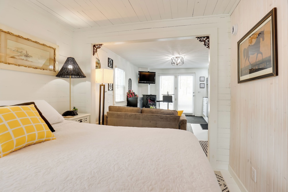 Near Keuka Lake: Walkable Paradise!