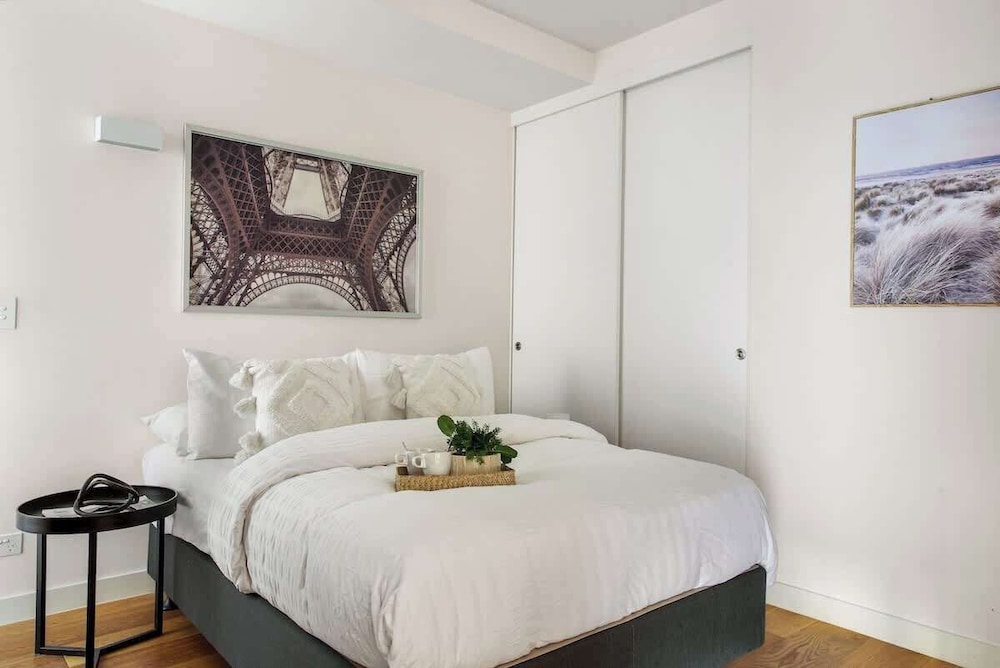 Modern & Cozy 2BR Apartment Close to Melbourne Uni