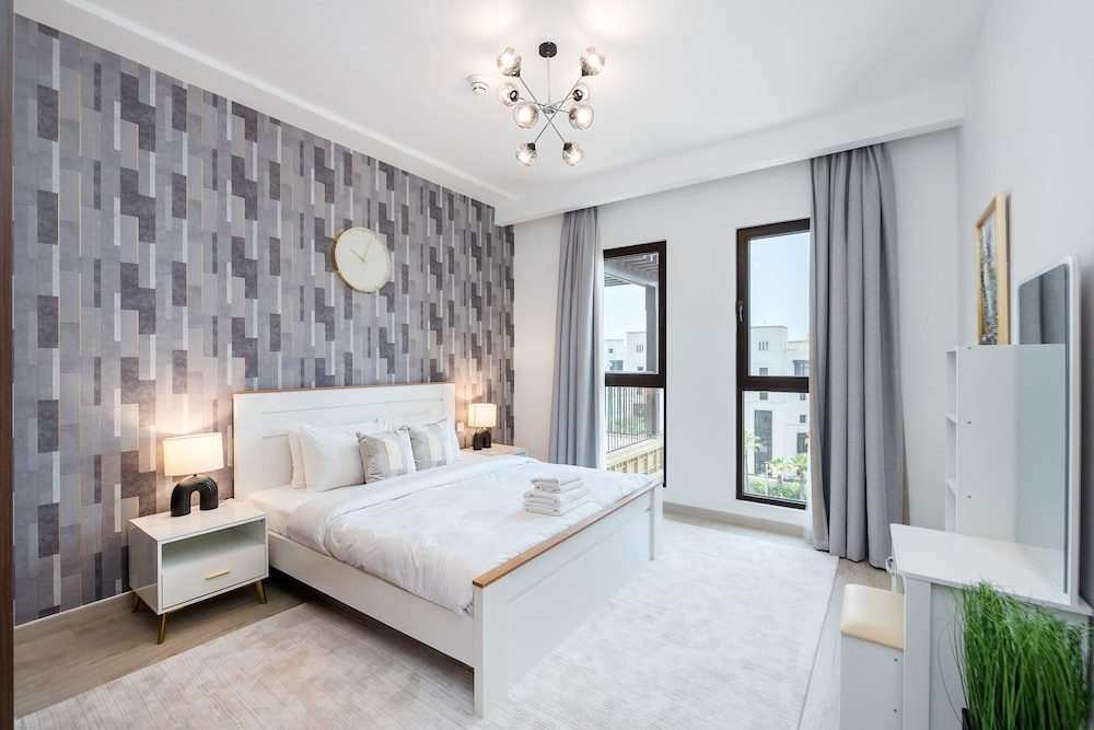 Modern 4BR w Full Burj Al Arab View Pvt Rooftop