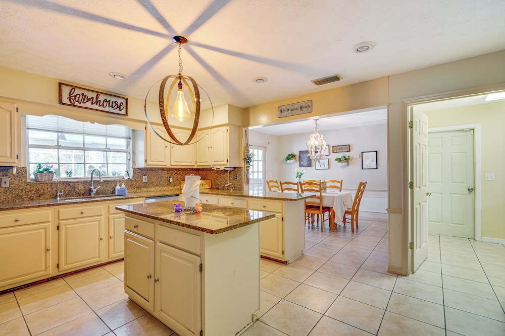 Private Pool & Yard: Family Retreat in Cape Coral