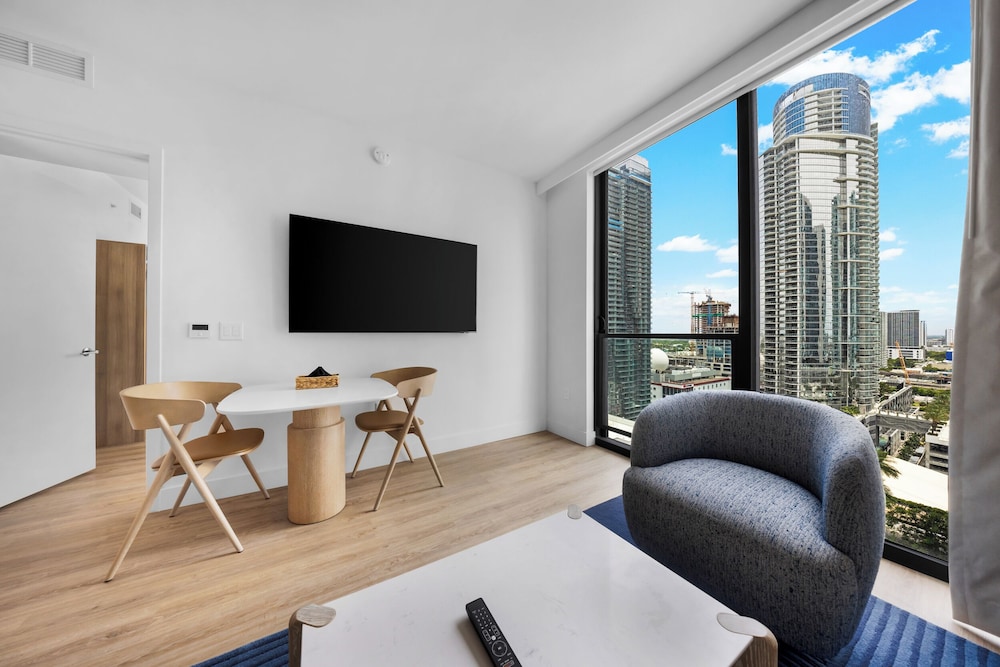 Chic Downtown 1BR with Stunning Views