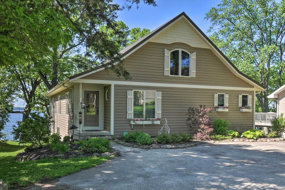 Pet-friendly Family Home Situated on Green Lake! view 4