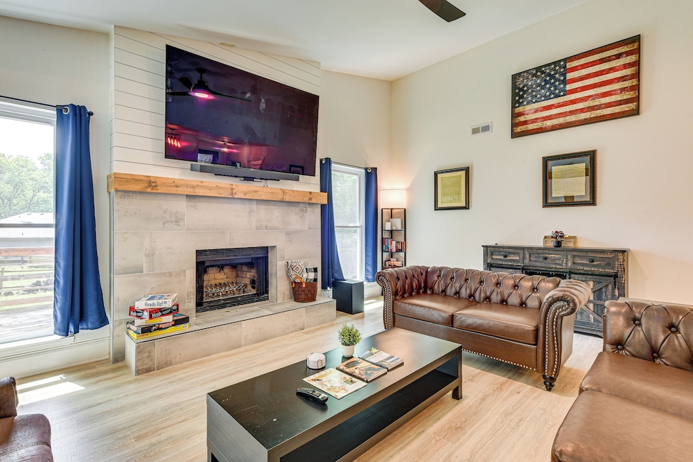 10 Mi to Uptown Charlotte: Family Home w/ Backyard