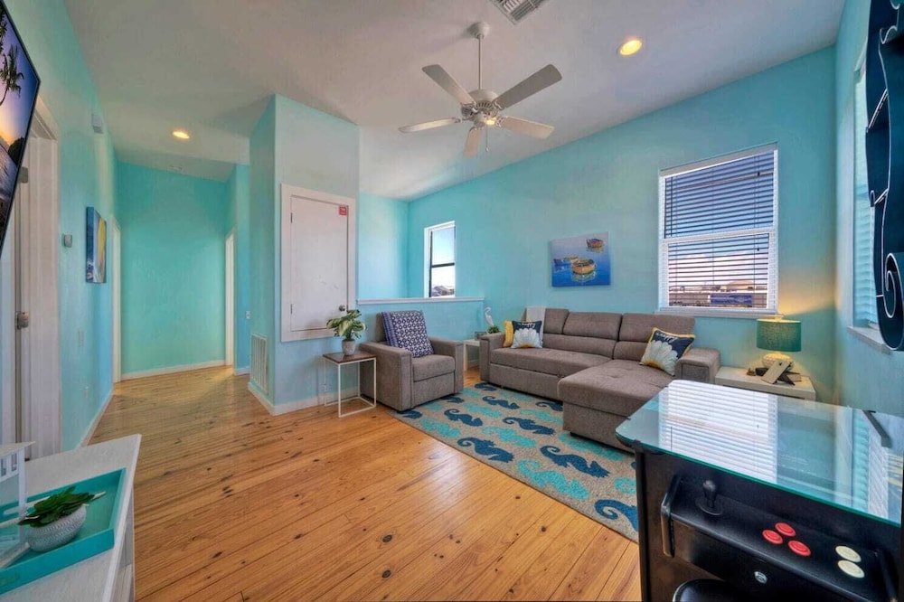Sleeps 24, 2 Homes 2blocks to the Beach, Pool, Game Room, Patio w/ Outdoor Bar