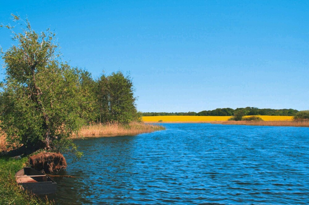 Bungalow am See mit Ruderboot in Klein Labenz