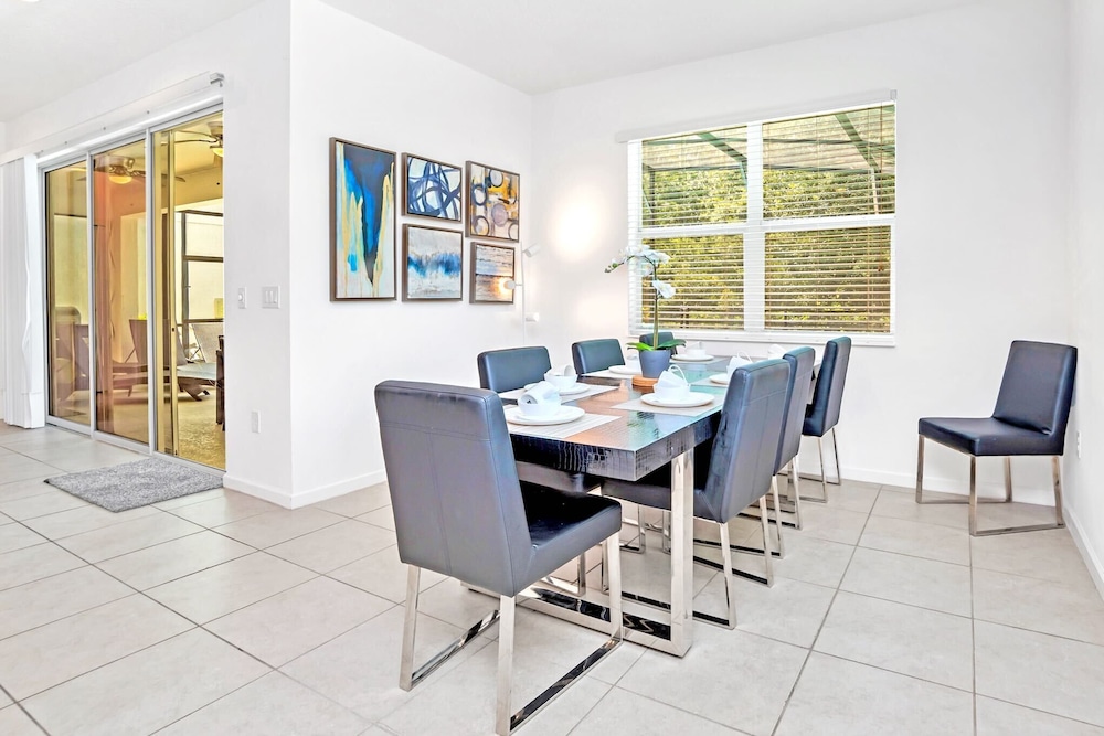 Garden View 6BR Escape With Pool, Hot Tub & Games