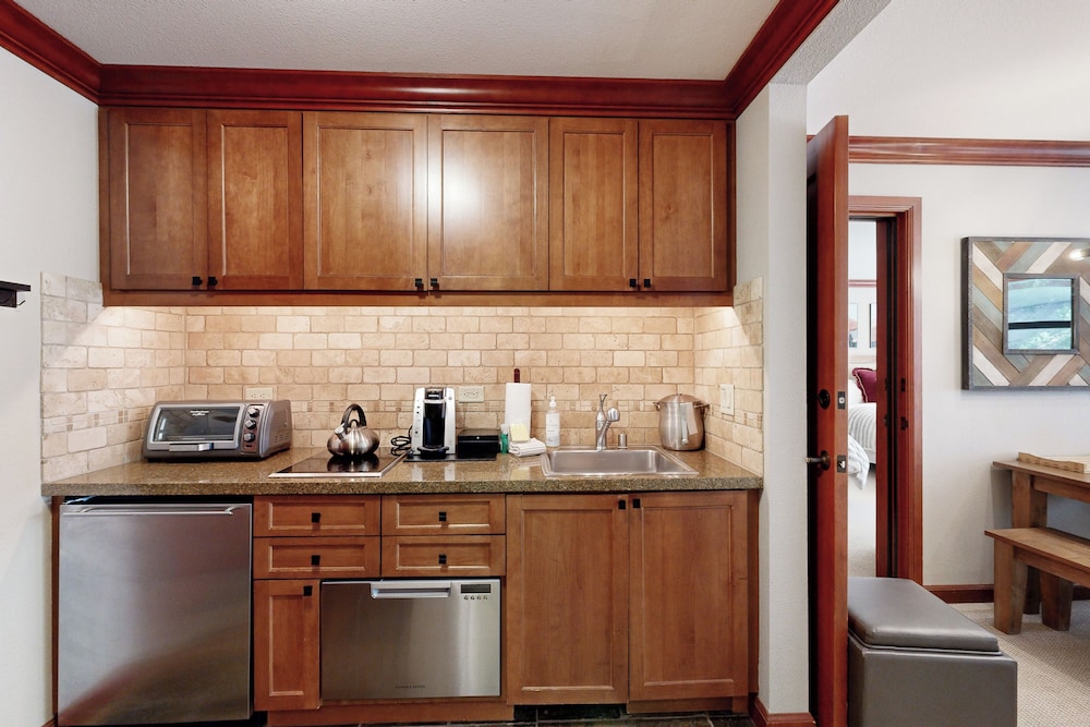 2BR Resort Condo Ski-in/ski-out, Pool, Hot Tub