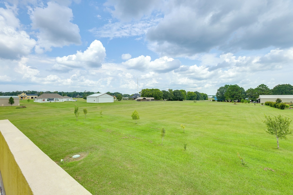 Aircraft Tours! Fly-in Hangar Apt in New Waverly