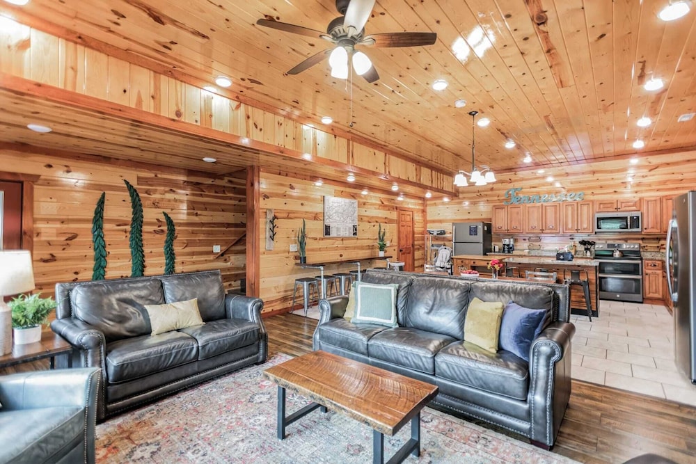 Laurel Point by Avantstay Sleeps 18! Indoor Pool, Hot Tub, Theater, Game Room