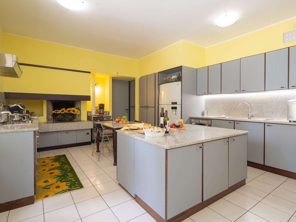 Splendid Villa in Macerata With Pool & Views view 2