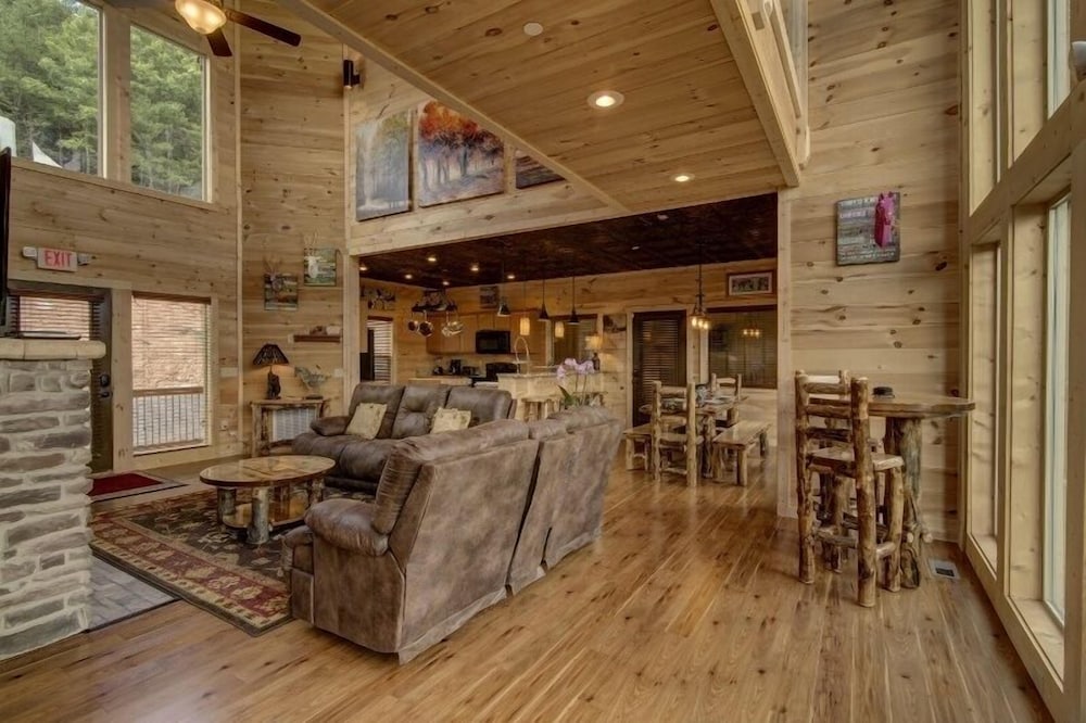 Bare Fu't Chateau - 4 Bedrooms, 4 Baths, Sleeps 14 Home by RedAwning