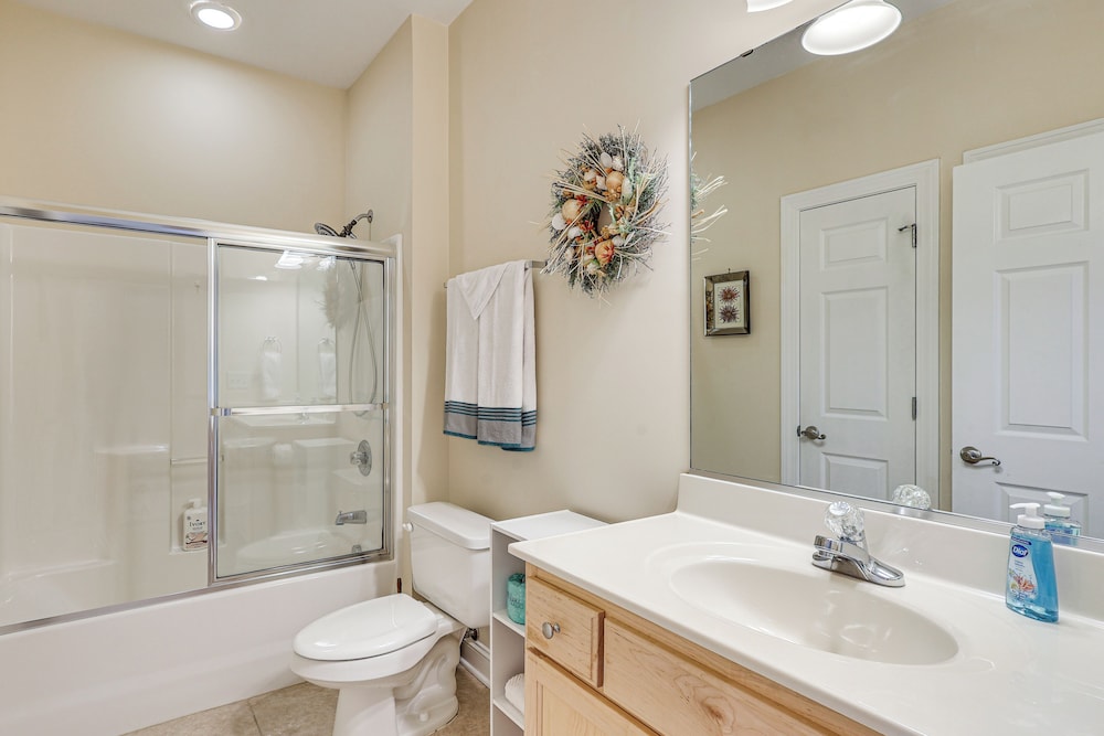 4 Mi to Sunset Beach: Resort-style Family Condo