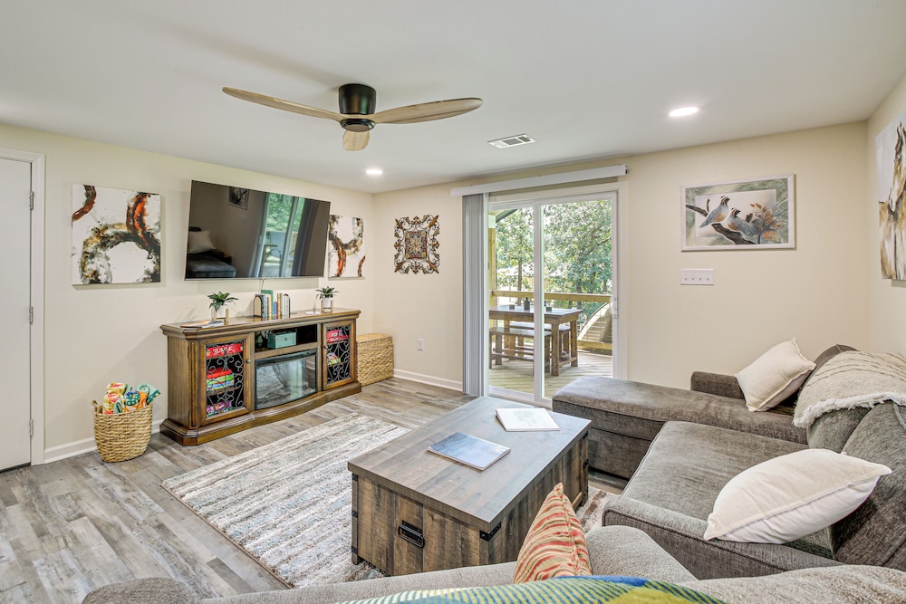 Lake Hamilton Retreat w/ Kayaks & Spacious Yard!