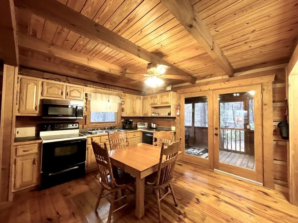 Leave the stress behind!- private hot tub, pet and motorcycle friendly, let peace and nature surround you! 2 Bedroom Home by RedAwning view 5