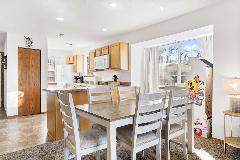 Scenic Lakeview Stay for 5!